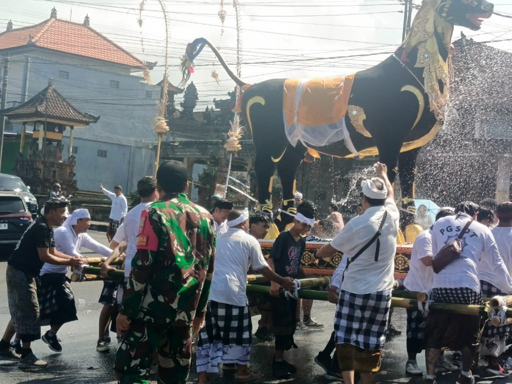Babinsa Paksebali Turun Kawal Ritual Suci Pengabenan, Tegaskan TNI Hadir Dukung Tradisi Warisan Leluhur
