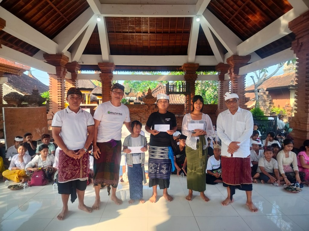 Peduli Pendidikan, Desa Adat Penatih Puri Salurkan Dana Motivasi...