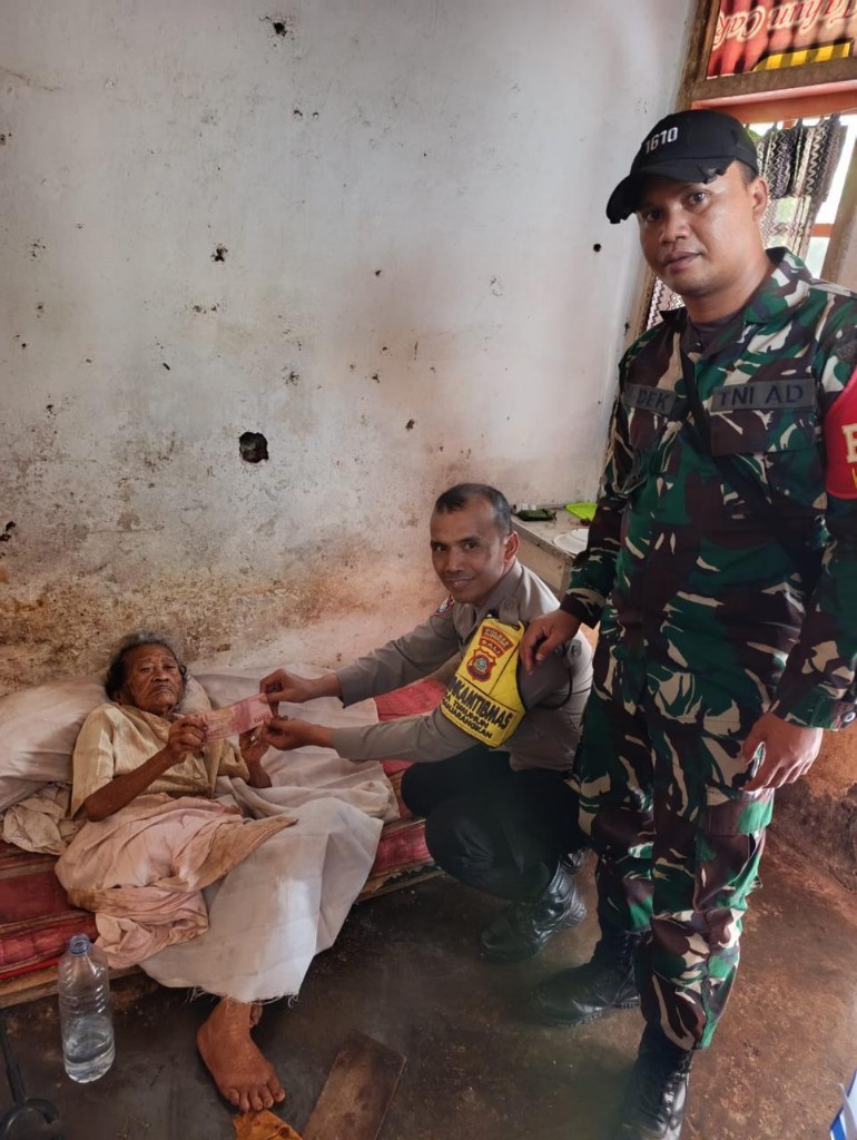 Dekatkan Dan Mudahkan Layanan, Babinsa Tohpati Salurkan BLT DD Door To Door Kepada Warga Lansia