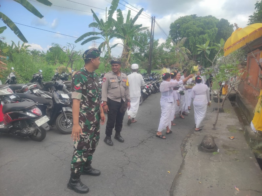 TNI Polri dan Pecalang di Klungkung Bersatu Kawal Upacara Keagamaan, Ratusan Warga Khidmat Gelar Piodalan di Pura Dalem Desa Adat gelgel