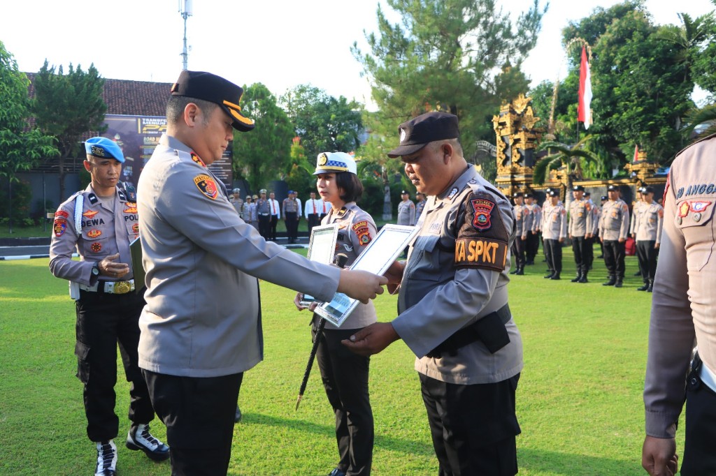 Sigap dan Humanis, Personel Polsek Nusa Penida Raih Apresiasi Kapolres Klungkung.
