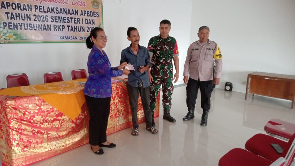 Pastikan Sesuai Ketentuan Dan Tepat Sasaran, Penyaluran BLT DD Di Desa Kamasan Dikawal Babinsa 