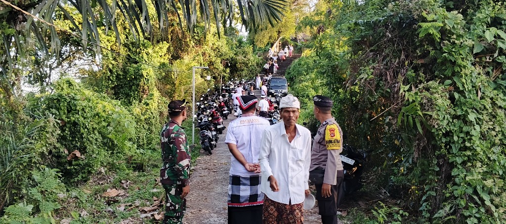 Pro Aktif TNI Bagi Masyarakat, Babinsa Jajaran Kodim Klungkung Kawal Upacara Keagamaan