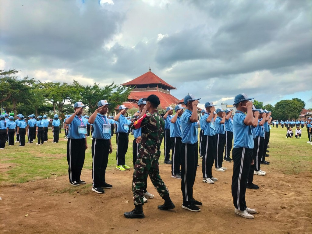 Semangat Disiplin Menyala di Lapangan Puputan, 673 Peserta Didik Baru SMK Pariwisata Yaparindo Terima Pembekalan dari TNI 