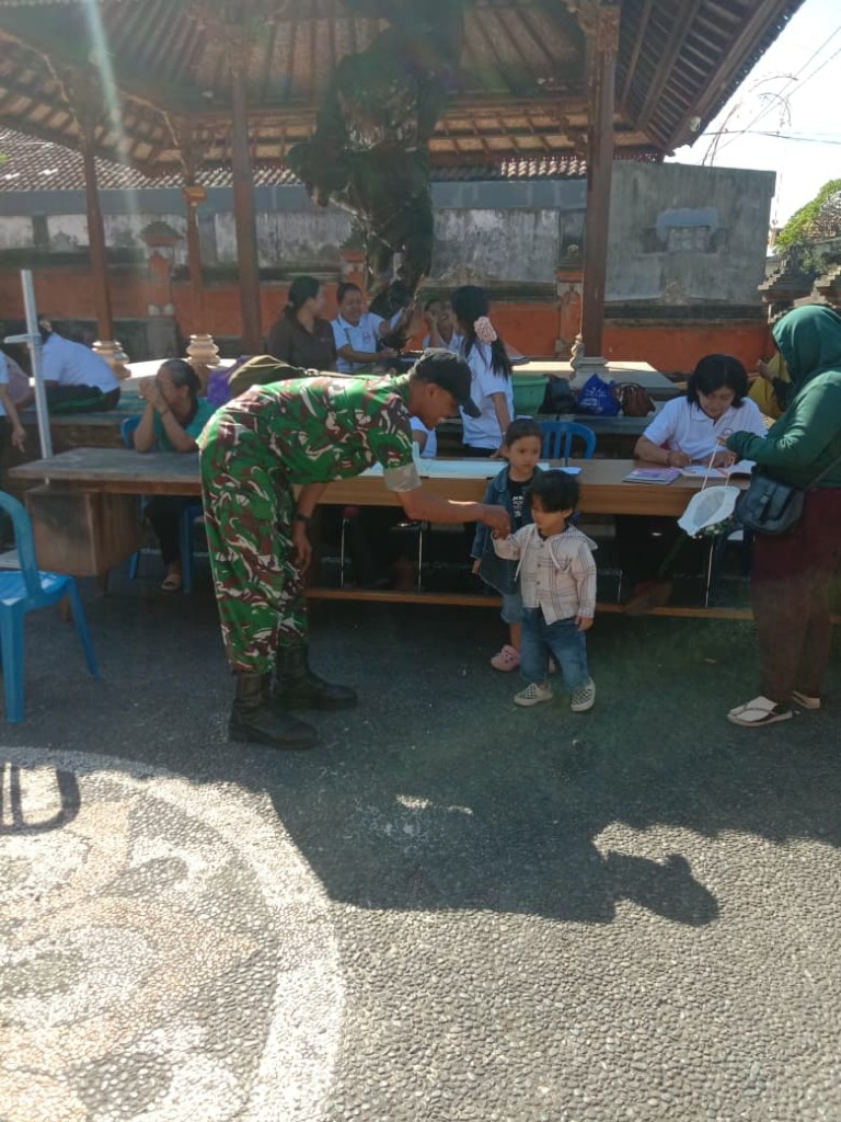 Kedepankan Sisi Humanis, Serka Nyoman Suartana Tingkatkan Taraf Kesehatan Balita Melalui Posyandu