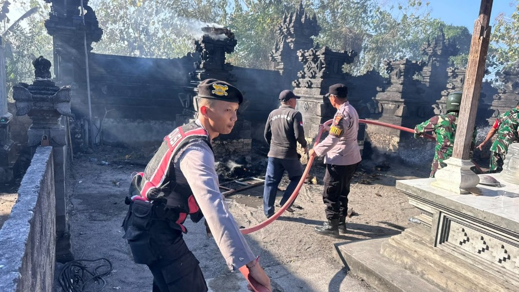 Api Melahap Pura Puseh Nyuh Kukuh, Sinergitas Polsek Nusa Penida bersama Damkar dan Warga Berhasil Jinakkan Kobaran