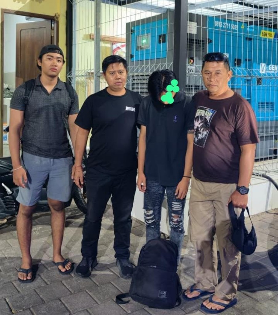 Kabur Usai Gelapkan Uang Restoran, Pelaku Dibekuk Polsek Nusa Penida di Bandara.