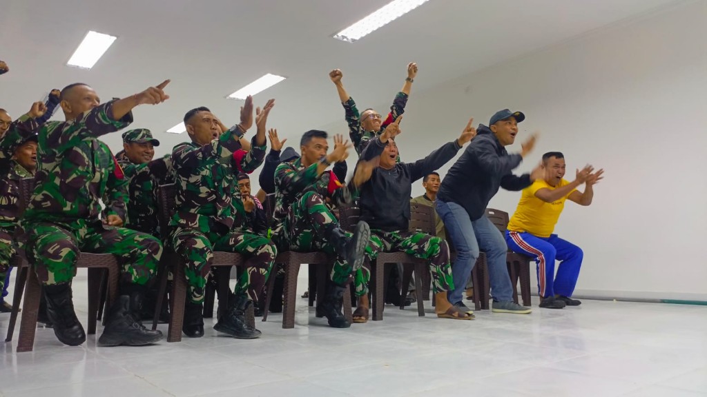 Keren!! Demam Piala Dunia di Bumi Serombotan, Kodim Klungkung Manfaatkan Gerai KDKMP Gelar Nobar Bersama Masyarakat