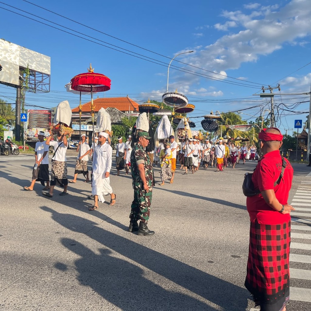 Upacara Keagamaan Penyineban Digelar, Babinsa Takmung Hadir Pastikan Berjalan Aman Dan Kondusif