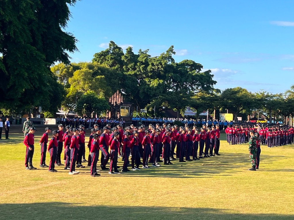 TNI Peduli Generasi Muda, Kodim Klungkung Terjunkan Prajurit Latih PBB  Siswa Siswi Baru SMA Pariwisata Saraswati Klungkung