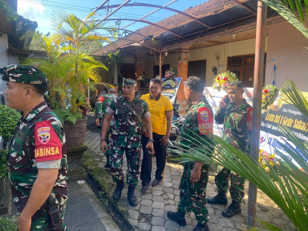 Melayat Ke Rumah Duka Almarhum Lettu Gede Sukarsana, Danramil Banjarangkan Sampaikan Doa Dan Duka Cita 
