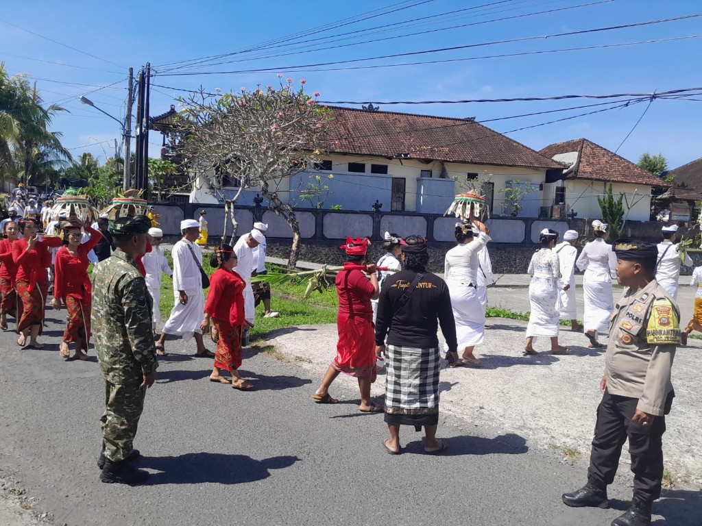 Upacara Nyenuk di Desa Negari Dikawal Tiga Pilar, Serka Gede Adiasa Tegaskan Cermin Kuatnya Sinergitas Aparat Kewilayahan dan Adat