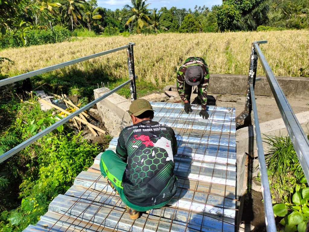Hari Minggu Tetap Gass, Prajurit Kodim Klungkung Bersama Warga berjibaku Di Jembatan Garuda Desa Manduang  