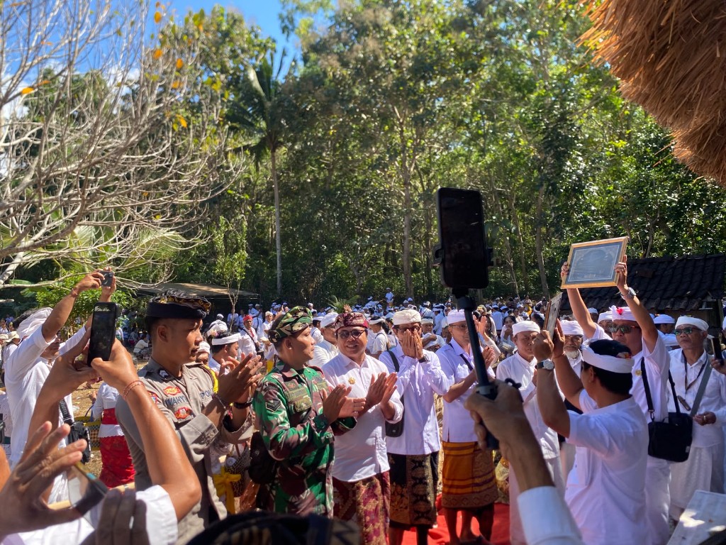 Sinergi Sukseskan Ritual Suci, Babinsa Bunga Mekar  Kawal  Upakara Pemancut Sumpah