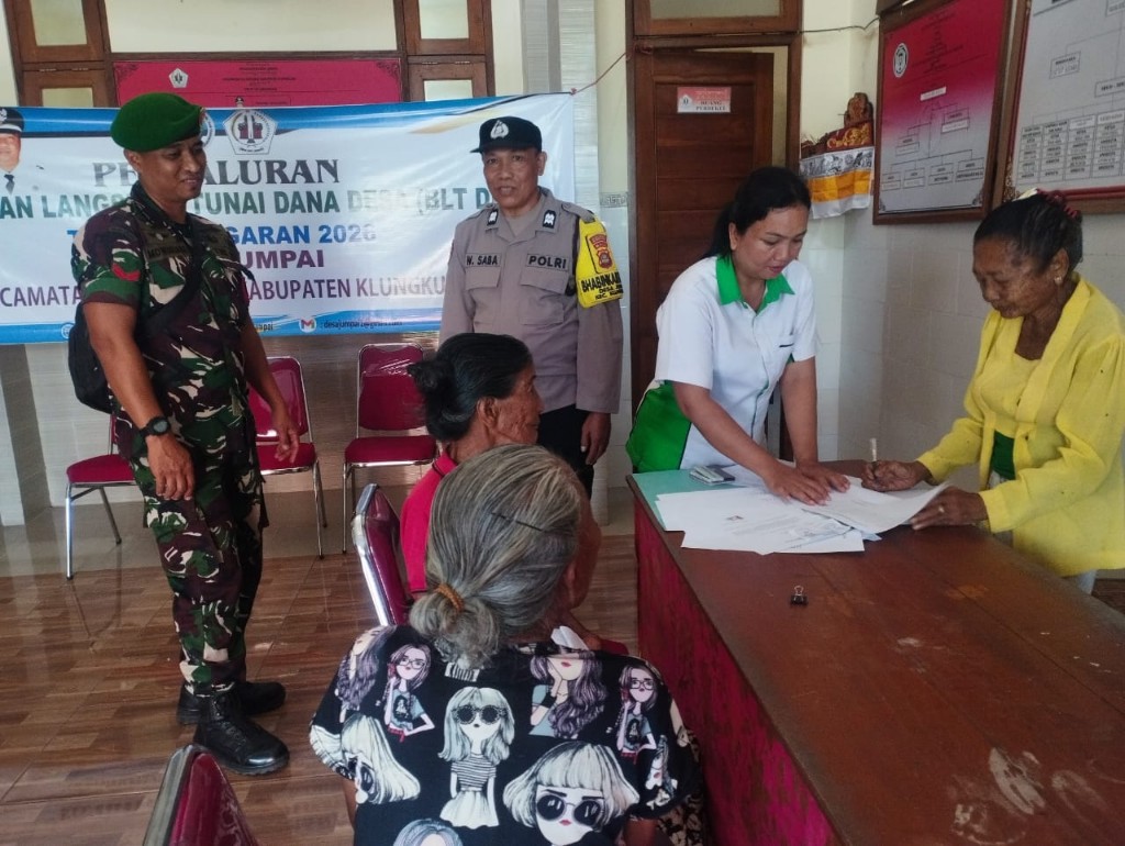 
4 Warga Terima BLT DD, Babinsa Jumpai Turun Tangan Beri Pendampingan