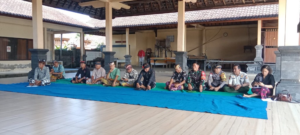 Kuatkan Sinergi Wujudkan Kondusifitas Wilayah, Serma Asih Hadiri Sosialisasi SIPANDU Beradat Desa Adat Banjarangkan 