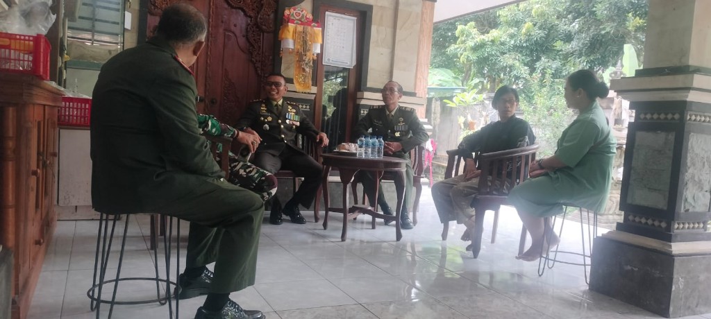Selalu Ada Ditengah Anggota, Dandim Klungkung Jenguk Anggota Pasca Dari Rumah Sakit 