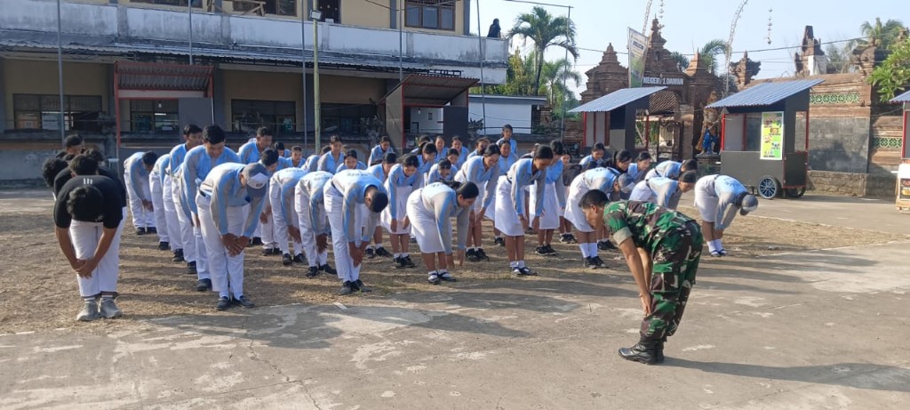 MPLS, Ratusan Siswa Siswi SMA Negeri 1 Dawan Digembleng Babinsa  Koramil dawan