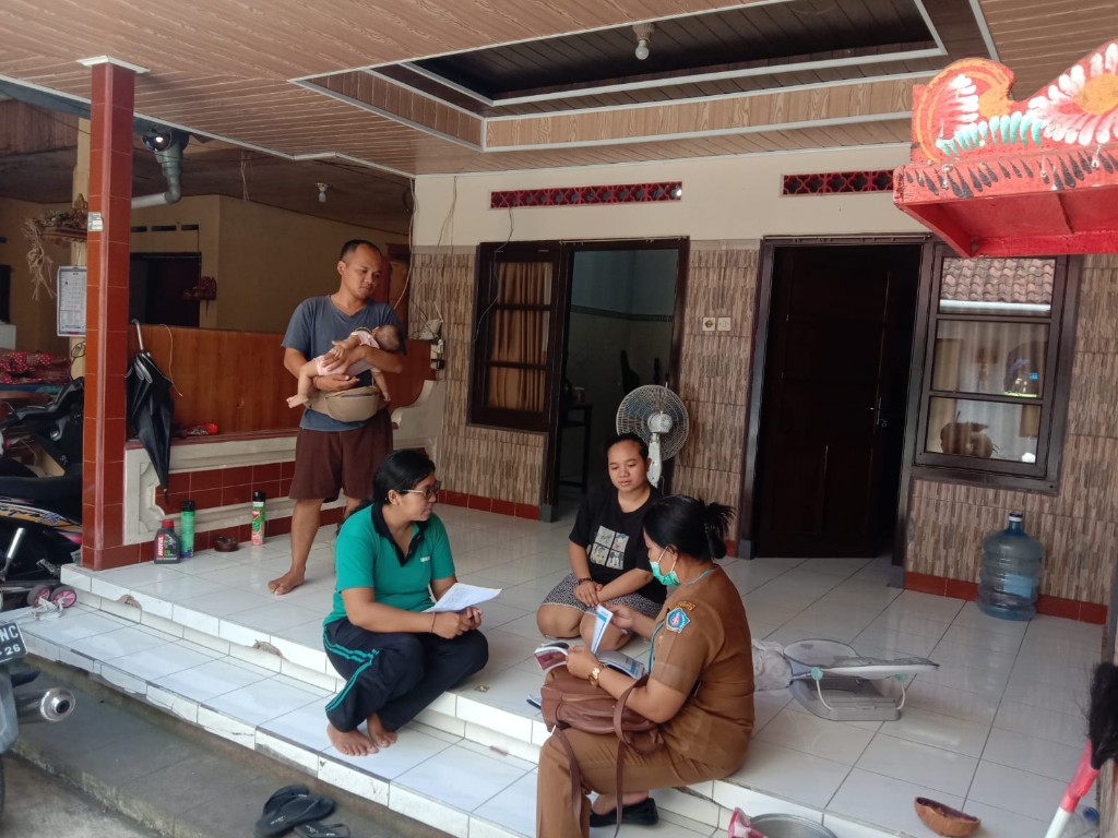 Door To Door, Babinsa Semarapura Dampingi Nakes Cek Kesehatan Balita
