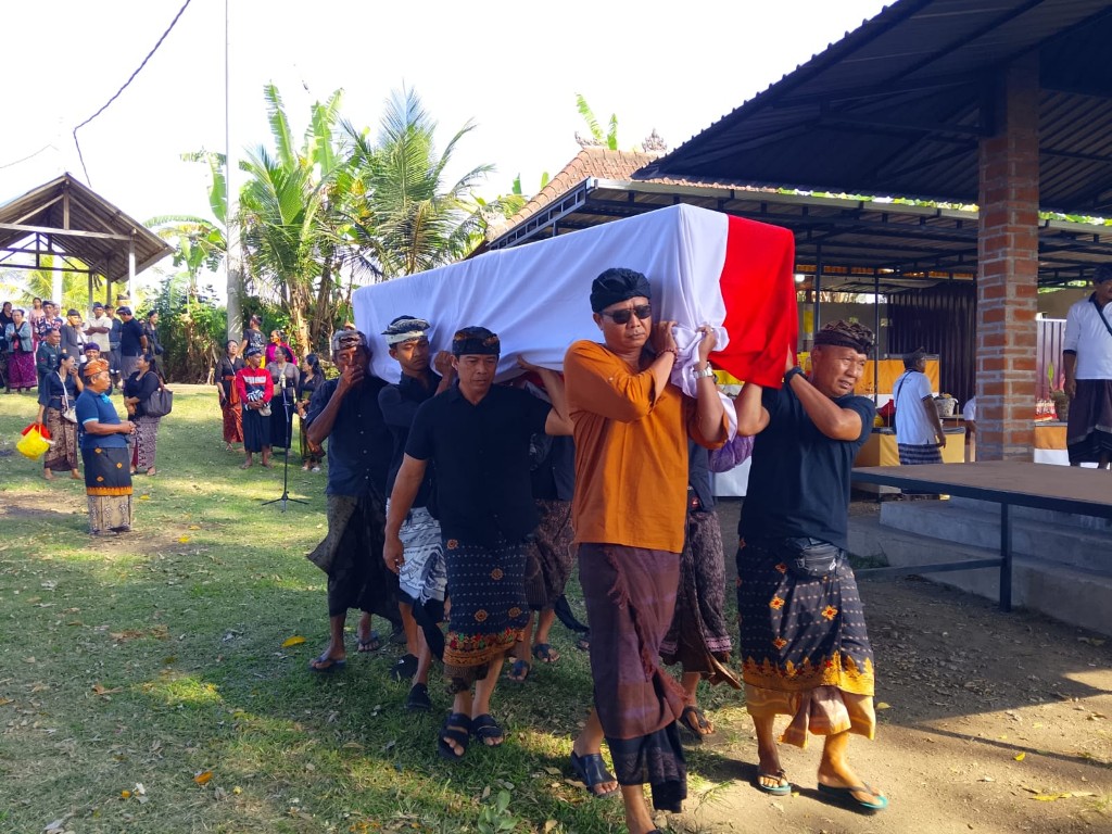 Berikan Penghormatan Terakhir Kepada Almarhum Lettu Inf Gede Sukarsana, Kodim Klungkung Laksanakan Upacara Pemakaman Militer