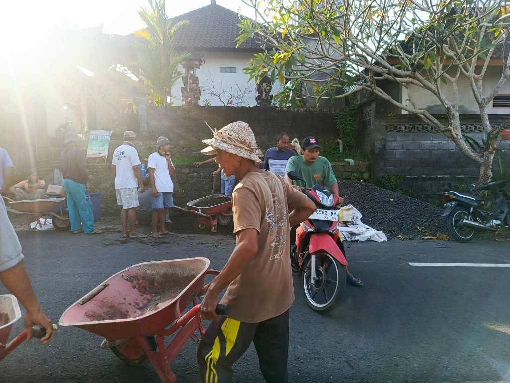 Wujud Kemanunggalan TNI-Rakyat, Prajurit Kodim Klungkung Bersama Warga Gotong Royong Lansir Material Jembatan Garuda Desa Manduang
