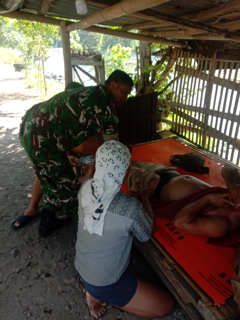
Aksi Kemanusiaan  Prajurit TNI di Klungkung, Babinsa Semarapura Kangin Selamatkan Warga Pingsan di Kali Unda