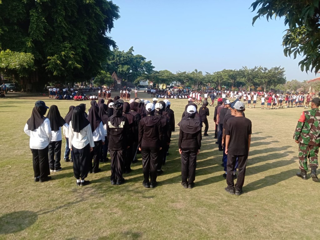 Babinsa Koramil Klungkung Gembleng 70 Siswa Siswi Baru MTS Hasanudin, Tegaskan TNI Peduli Pendidikan dan Generasi Muda
