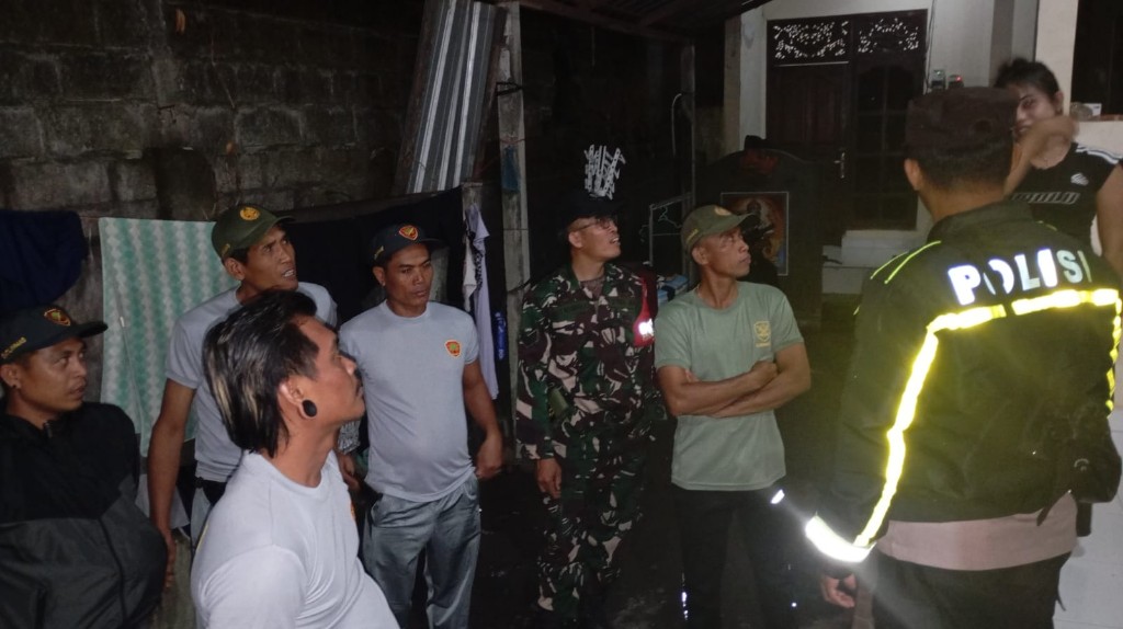 Bhabinkamtibmas Desa Satra Bersama Aparat Desa Gelar Ronda Malam dan Pendataan Warga Pendatang