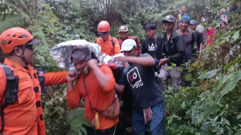 Pendaki Pingsan di Gunung Agung, Tim Sar lakukan evakuasi 