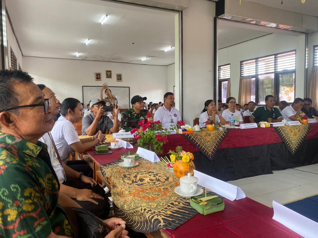 HUT Ke 8 SMP Negeri 4 Banjarangkan, Babinsa Timuhun Tekankan  Para Murid Fokus Belajar dan Ukir Prestasi