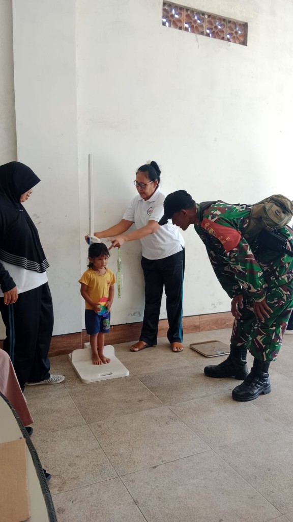 Dampingi  25 Balita di Posyandu  Banjar Sukaduka Kali Unda, Babinsa Semarapura Kangin Sebut Ada Pemberian Vitamin dan  Obat Cacing