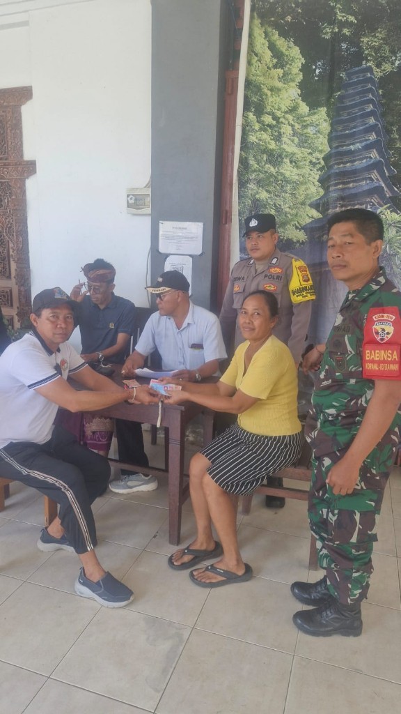 Babinsa Pesinggahan Monitoring penyaluran BLT DD Wujud Kepedulian TNI Akan Kesejahteraan Masyarakat
