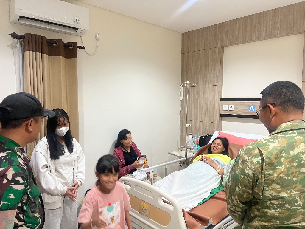 Jenguk Istri Prajurit Yang melahirkan, Letkol Sidik Pramono...