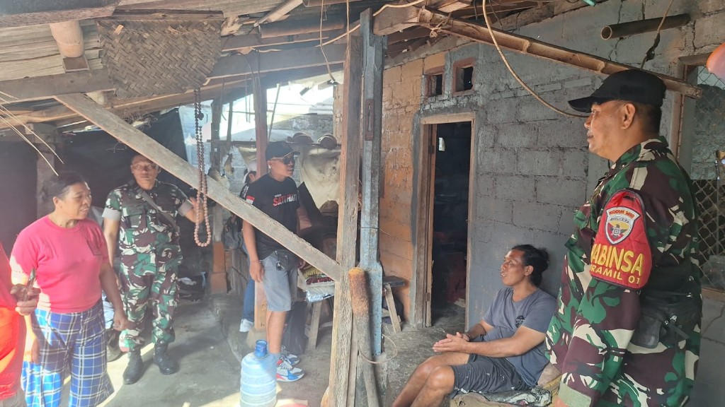 Senyum Bahagia Nengah Jati Terima Kursi Roda dari  Sosial Kolaborasi Kodim Klungkung dan Yayasan Satu Hati Bali