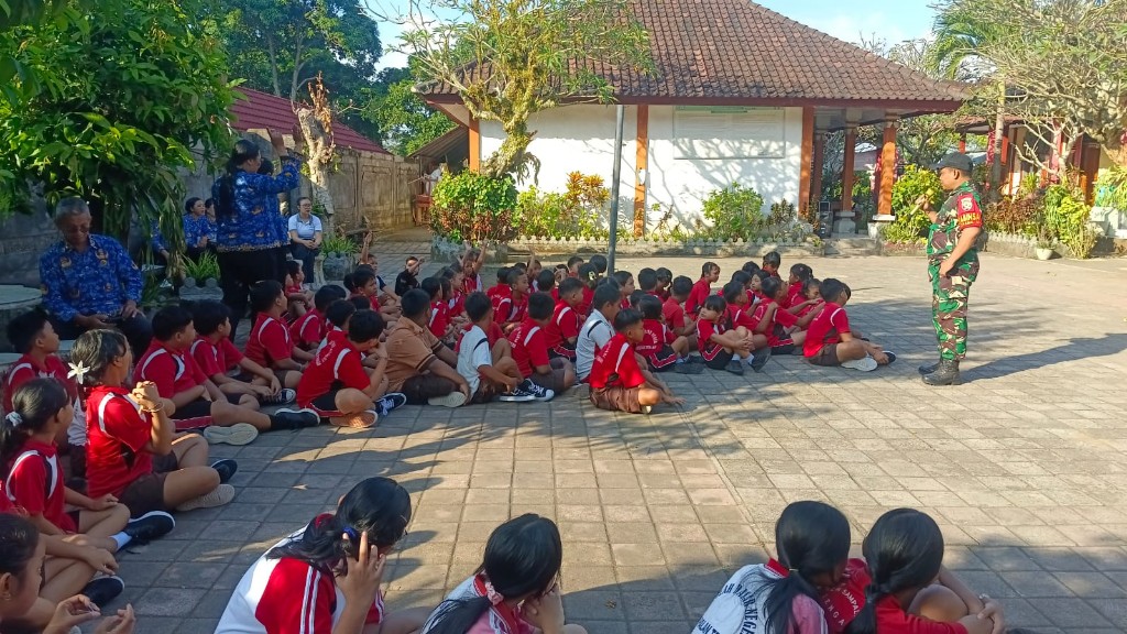 Narasumber MPLS di SDN Sampalan Tengah, Serka Made Arta Kuatkan Disiplin dan Karakter Generasi Muda Dari Tingkat Dasar