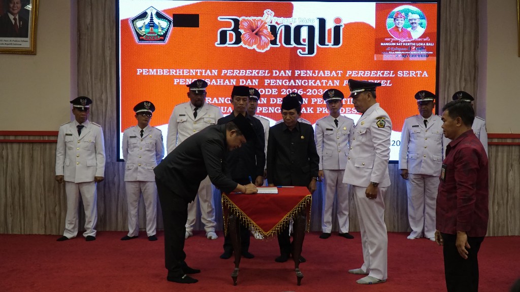 Lantik 9 Perbekel, Bupati Sedana Arta Tegaskan Komitmen Super Team dan Percepatan Digitalisasi Data Desa. 
