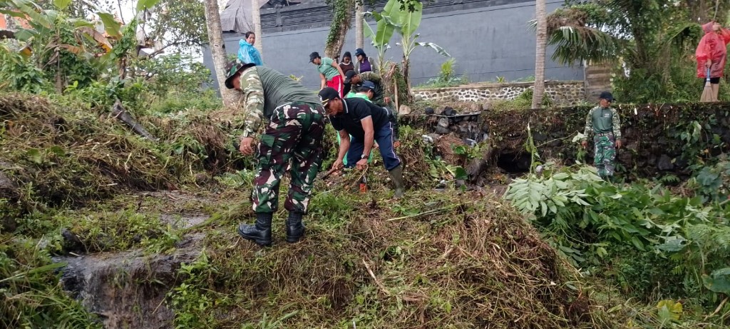 Gotong Royong Bersihkan Lahan, Kodim Klungkung Bersiap Bangun Jembatan Garuda di Desa Tegak