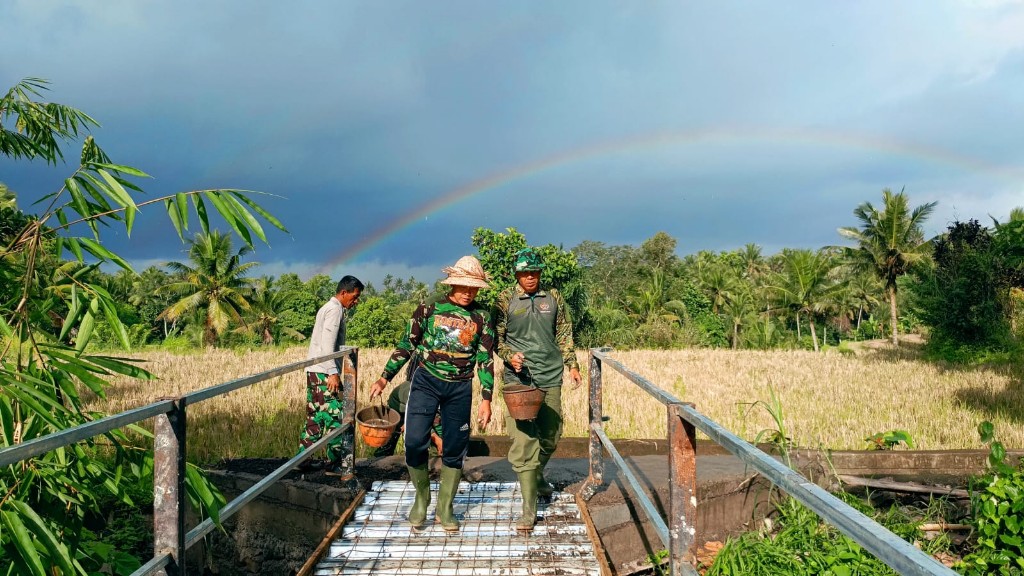 Gotong Royong Cor Lantai Jembatan Garuda Desa Manduang, Letkol Sidik Pramono tegaskan Cermin Kuatnya Sinergi TNi Rakyat