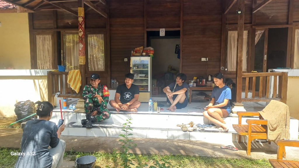 Gelar Komsos Bersama Mahasiswa KKN, Babinsa Ped Tegaskan Sinergi dan Dukungan TNI