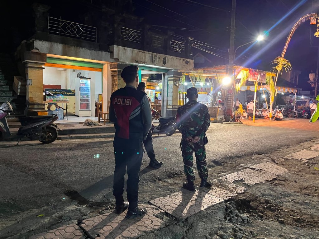 
Babinsa Lembongan Aci Sanghyang Grodog, Tradisi Unik dan Sakral di Nusa Lembongan