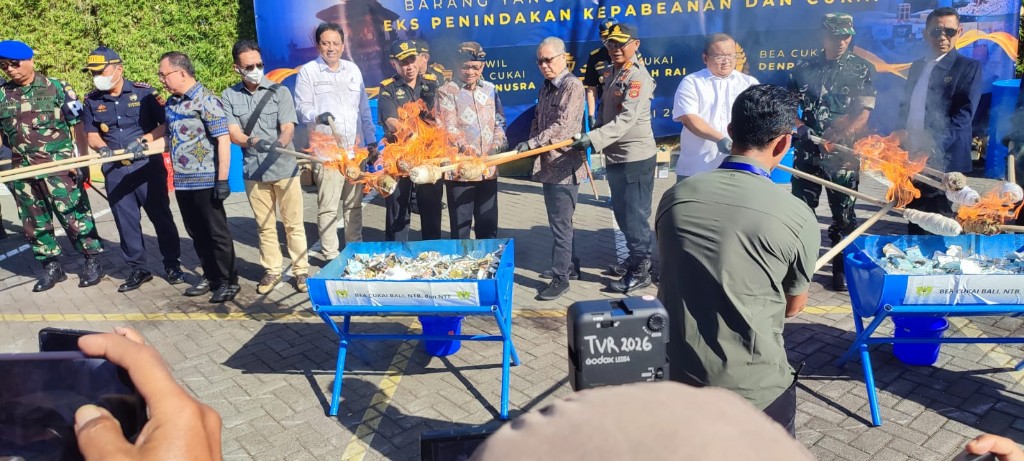 Kanwil Bea Cukai Bali- NTB, NTT Bulldozer Ribuan Barang Ilegal di Denpasar