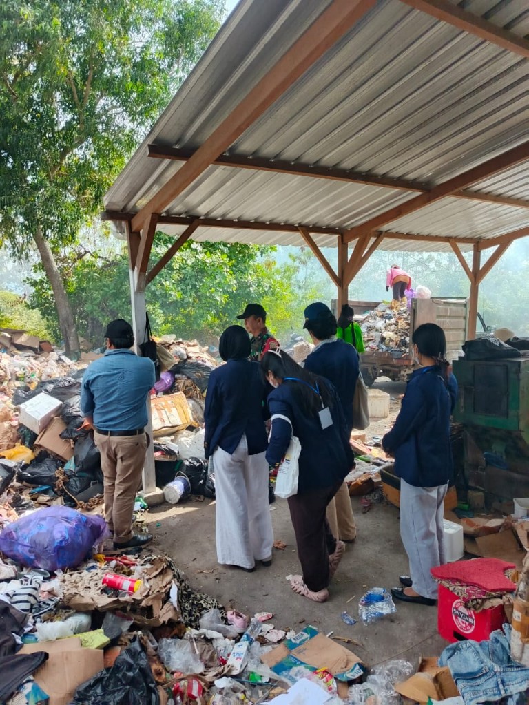 Dikawal Babinsa Ped, KKN Unud Kunjungi TPS3R Pantau Operasional Sampah 