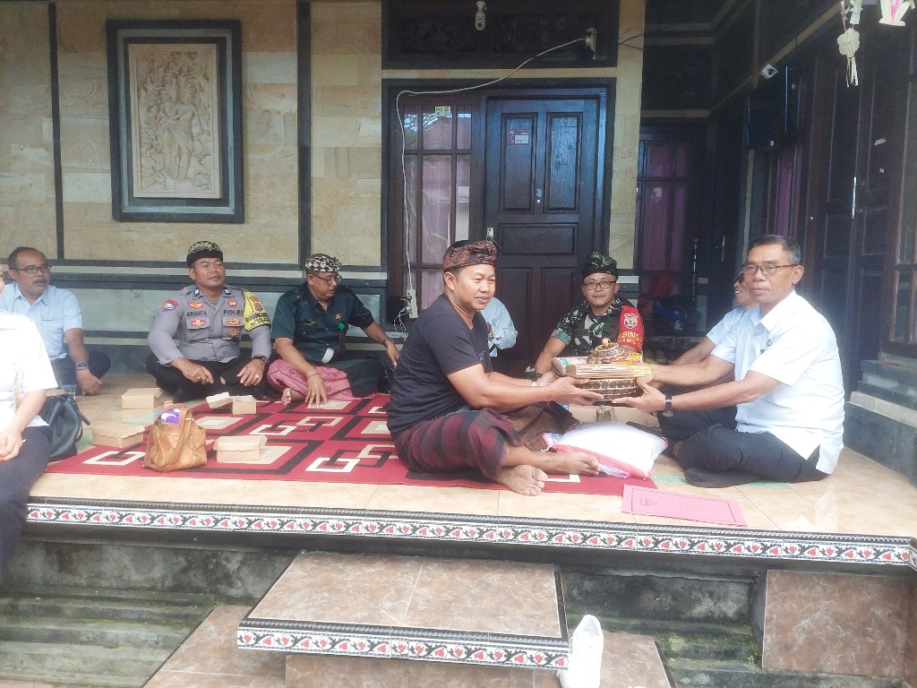 
Babinsa Bakas Gelar Melayat dan Dampingi Pemdes Ngaturang Pitra Bakti, Wujud Nyata Komitmen TNI Kuatkan Sinergi Lestarikan Tradisi 