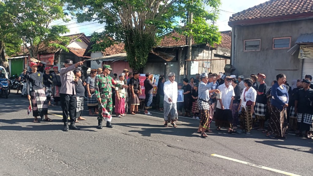 Tetap Semangat Melayani Masyarakat, Babinsa Koramil Banjarangkan Disebar Kawal Pengabenan