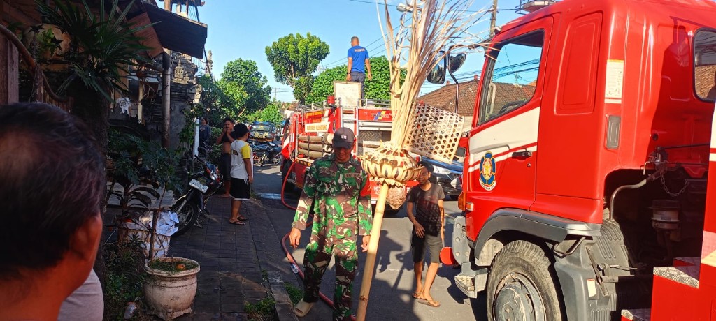 Sanggah Warga Banjar Tengah Dilalap Si Jago Merah, 2 Mobil Damkar Dikerahkan Aparat TNI Polri dan Damkar  