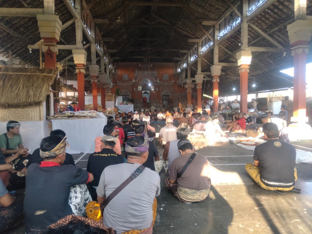 Hadiri Penyerahan Bantuan Sesajen Dari Bupati Kepada Desa Adat Besang Kangin, Kapten Putu Agus Tegaskan Kepedulian dan Perhatian Pemerintah Kepada Masyarakat
