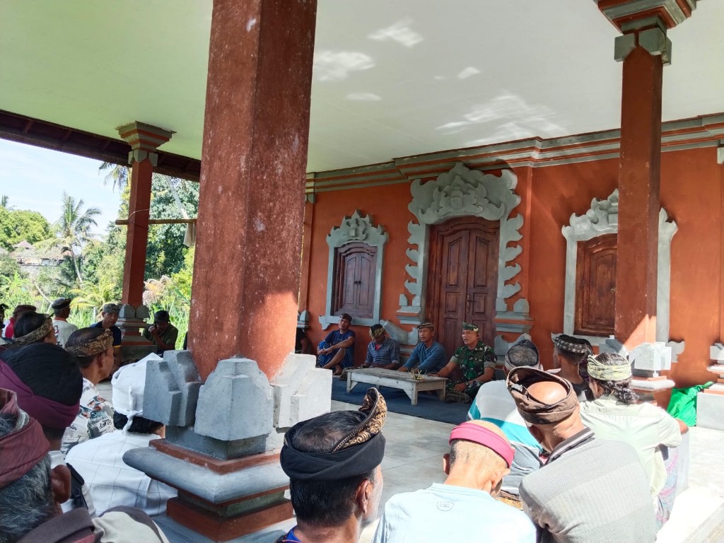 Paruman, Danramil Banjarangkan Bersama Krama Subak Selangit Koordinasi Langsir Material Pembangunan Jembatan Garuda Desa Getakan
