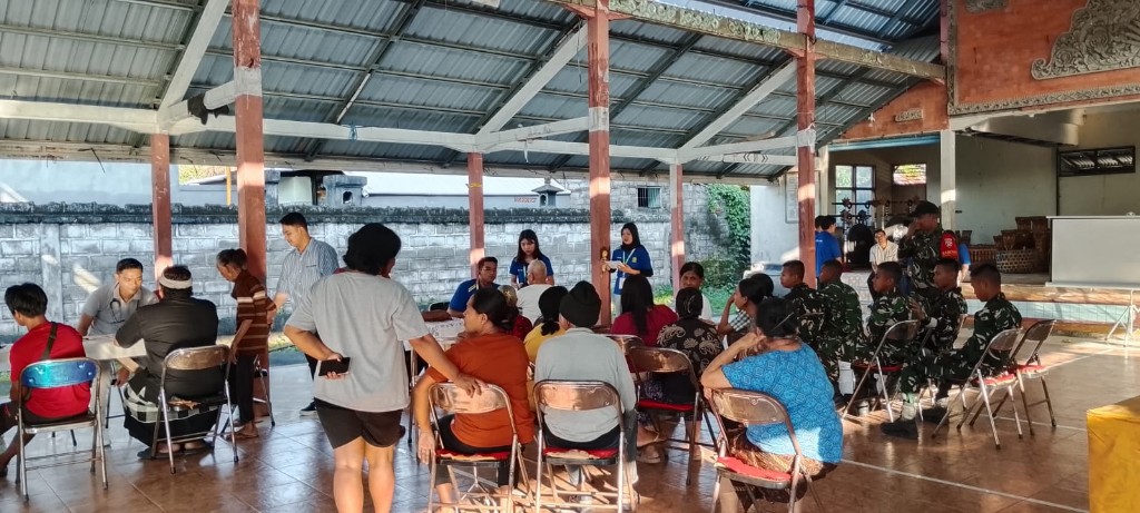 Sinergi TNI dan Perguruan Tinggi, Babinsa Tegak Kawal KKN Unud Gelar Rikes Gratis