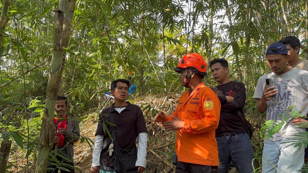 Keluarga korban minta pencarian dihentikan,
diduga korban jatuh ke jurang 