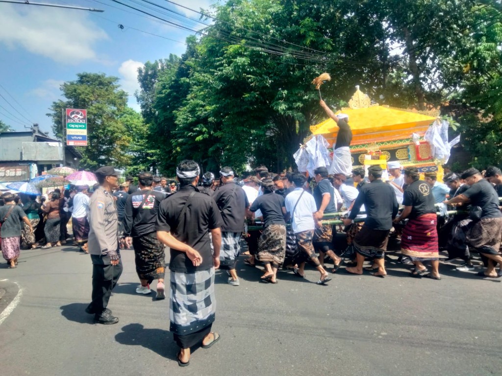 
Prosesi Ngaben Massal 22 Sawe di Desa Adat Besang Kangin di Kawal Ketat Aparat TNI Polri dan Pecalang 